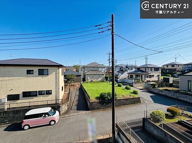 落ち着きある住宅街です!周囲には高い建物がなく、空が広く開放感があり、陽当たりを大きく遮られることもありません!気持ちの良い風が通り抜ける街並みです!