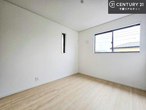 掃き出し窓がないお部屋は、お子様のお部屋としても安心です！収納スペースも充実しているので散らかったお部屋をサッと片付けられます！