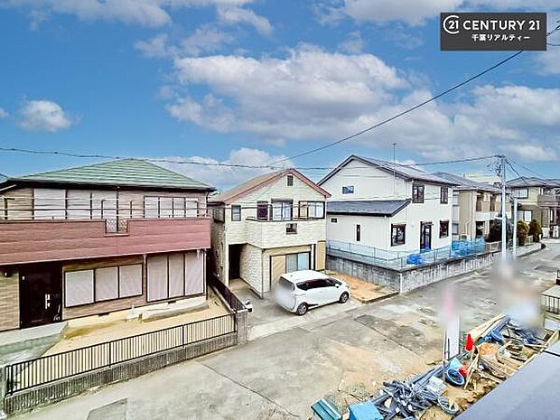 落ち着きある住宅街です!周囲には高い建物がなく、空が広く開放感があり、陽当たりを大きく遮られることもありません!気持ちの良い風が通り抜ける街並みです!