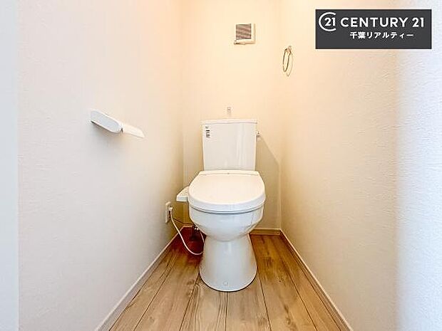 1・2階にトイレがございます!朝の忙しい時間帯も待たずにすみそうですね。白を基調とした清潔感のあるトイレでお手入れがしやすいです!