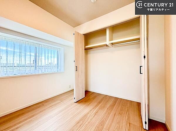 洋室は子供部屋や寝室、色々と用途多彩に利用できますね。収納力もたっぷりなので、広々気持ちよく過ごすことができます。
