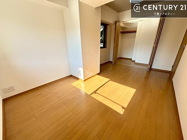 収納スペースがついています！居室をスッキリ整頓する事ができますね。家具を選ばないシンプルなデザインの為、家具を選ばずお気に入りの空間作りができそうですね。