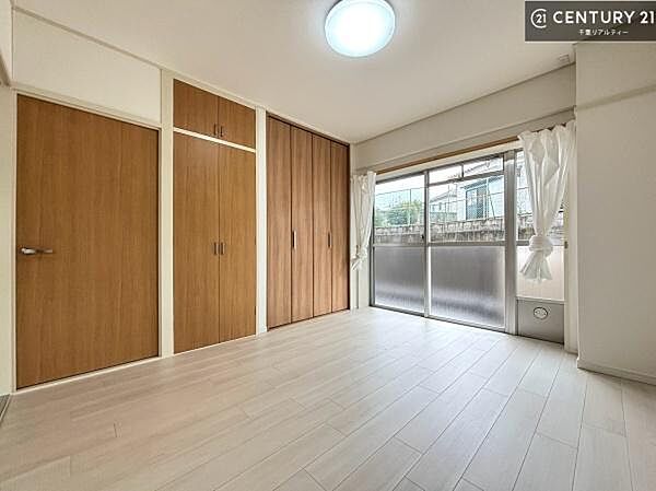 バルコニーに面している洋室です。明るく温もりがあり、換気もしっかりできます！朝起きて、外に出て背伸びをしつつ深呼吸をし良い朝を迎え入れることができます。