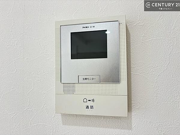 TVモニター付きインターホンを備え、訪問者を映像で確認してから対応できるため、防犯面も安心です。お子様のお留守番時にも心強く、ご家族の安心・安全な暮らしをサポートします。