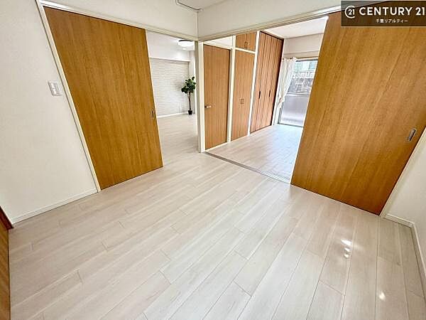 シンプルにデザインされているため、家具を選びません！お気に入りの家具を置いてくつろげる空間を作ることができます。