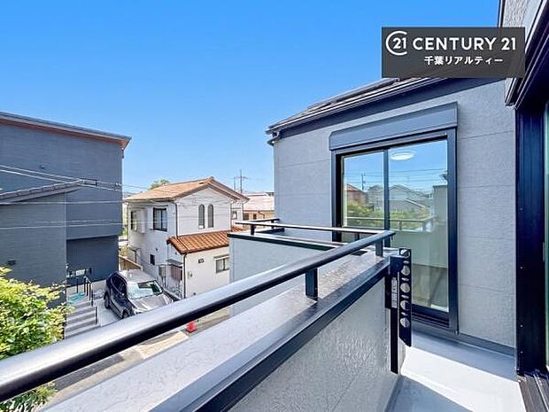 落ち着きある住宅街です!周囲には高い建物がなく、空が広く開放感があり、陽当たりを大きく遮られることもありません!気持ちの良い風が通り抜ける街並みです!