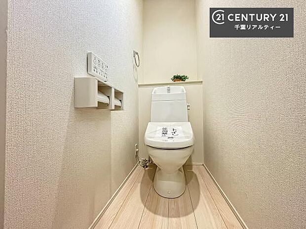 1・2階にトイレがございます!朝の忙しい時間帯も待たずにすみそうですね。白を基調とした清潔感のあるトイレでお手入れがしやすいです!