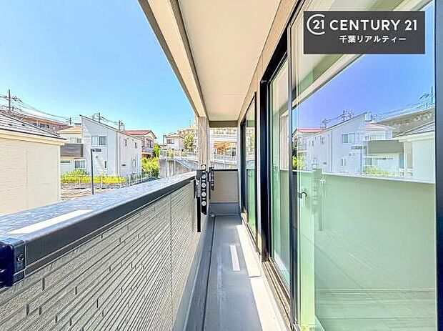 陽当たり良好なバルコニーです!晴れた日には青い空を見渡せる開放的な時間を楽しめます。