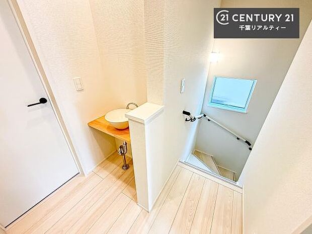 2階トイレを出たところには手洗いスペース付き!わざわざ1階の洗面所に下りずにすぐに対応!
