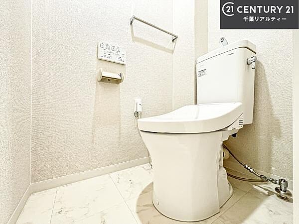 清潔感のある色味のお手洗いです！さわやかでスッキリする空間です！白を基調としているので、お手入れがしやすいトイレです！