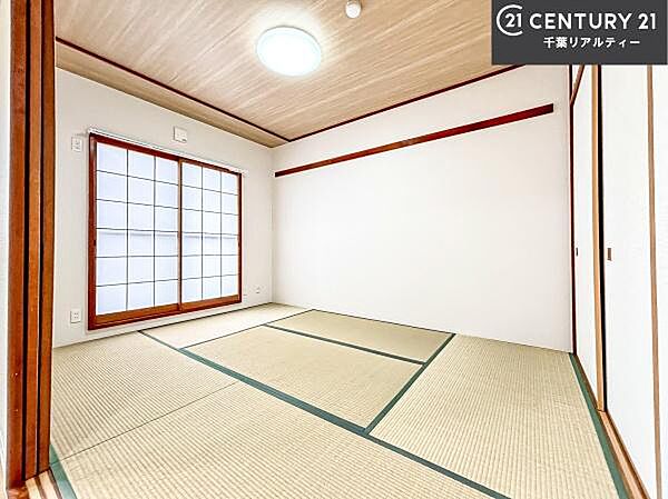 和室ではお子様が転んでも怪我をする心配はほとんどありません。家事の合間にママやパパが寝ころんで使える休憩スペースとしても利用可！