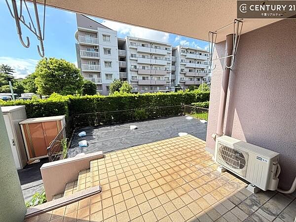 陽当たり良好なお庭です！晴れた日には青い空を見渡せる開放的な時間を楽しめます。ガーデニングや家庭菜園も楽しめます！