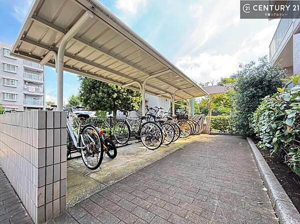 共用部分・駐輪場です。自転車があれば行動範囲が広がりお出かけ便利です！空き状況に関してはお気軽にお問い合わせください
