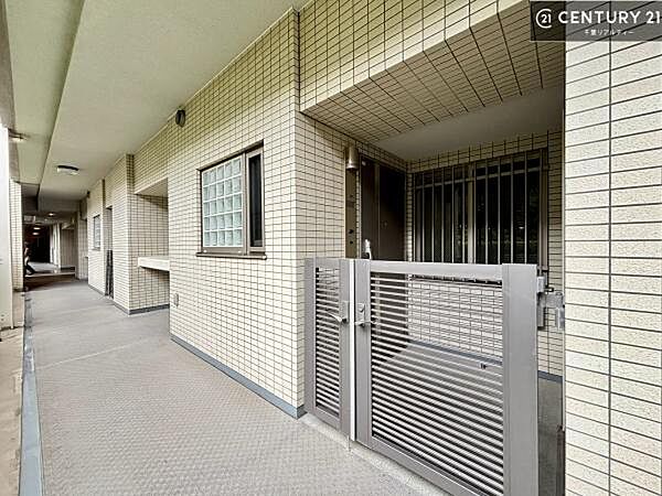 玄関から出たら広いポーチ！敷地の境界線がはっきりしていてまるで戸建て！ゆとりがあり開放的ですね！