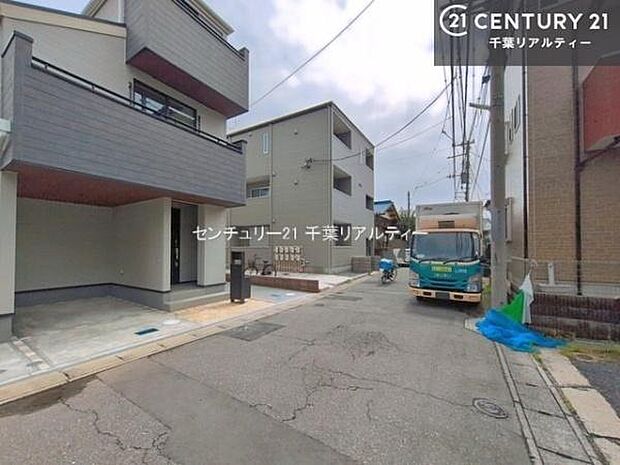 落ち着いた街並みが広がる閑静な住宅街に位置し、穏やかで心安らぐ暮らしを叶える住環境です。