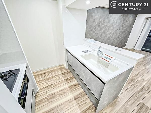 大人気の対面式システムキッチンを採用しています！ご家族のコミュニケーションが自然と増える設計です。お子様にも目が届くので嬉しいですね。広々使えて快適に作業が進みます。