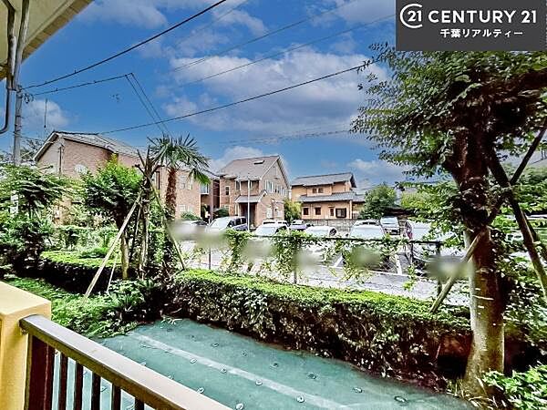 落ち着きある住宅街、周囲には高い建物がなく、緑が多く空が広く開放感があり、陽当りを大きく遮られることもありません。気持ちの良い風が通り抜ける街並みです。
