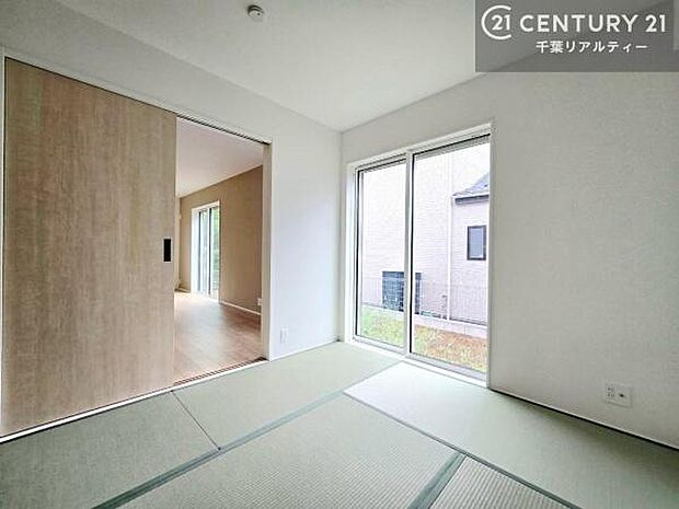 リビングと隣接している和室です！客間としてはもちろん、家事の休憩スペースとして使用するのもいいですね！