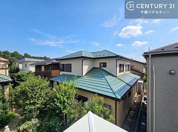 落ち着きある住宅街です！周囲には高い建物がなく、空が広く開放感があり、陽当たりを大きく遮られることもありません！気持ちの良い風が通り抜ける街並みです！