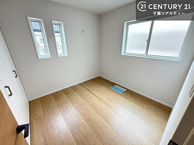 掃き出し窓がないお部屋は、お子様のお部屋としても安心です!収納スペースも充実しているので散らかったお部屋をサッと片付けられます!