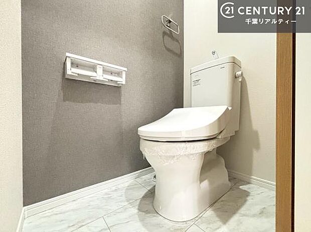 温かみのあるおしゃれなトイレ空間。シンプルな中にもデザイン性を感じられる落ち着いた雰囲気です。