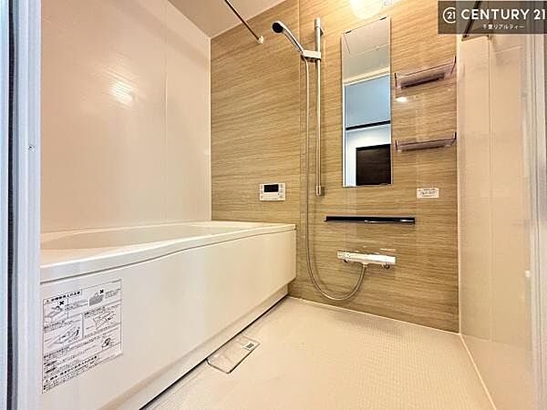 落ち着きある大人の雰囲気のバスルームは、味が出ていてバスタイムが充実！お仕事頑張っているご褒美にお好みの香りの入浴剤を入れて、楽しんでみてはいかがでしょうか？
