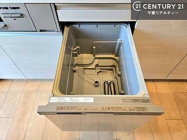 食洗機付きのキッチンです！忙しい時や手荒れ防止として大変活躍する便利な仕様です！ビルトインなのでキッチンの場所を取らず調理スペースを広く使うことが出来ます！