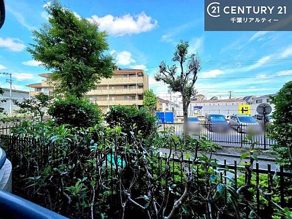 緑あふれる景色を楽しめる眺望は、まるで自然に包まれているかのような心地よさです。