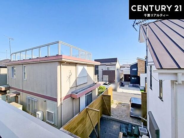 晴れた日には青い空を見渡せる開放的な時間を楽しめます。気持ちの良い風が通り抜ける街並みです!緑が映える眺望で癒されますね!