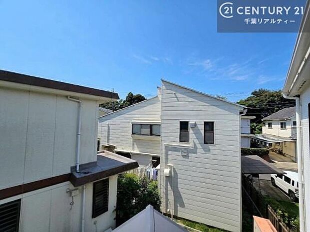 落ち着きある住宅街です!周囲には高い建物がなく、空が広く開放感があり、陽当たりを大きく遮られることもありません!気持ちの良い風が通り抜ける街並みです!