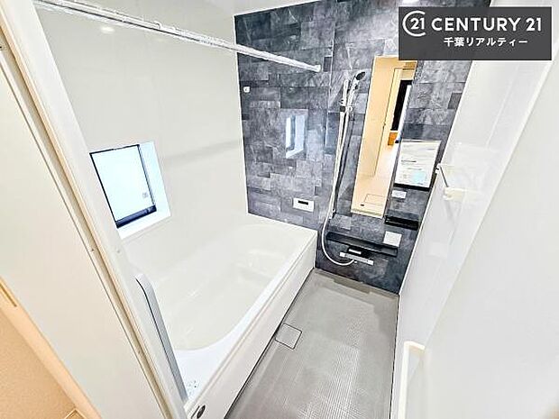 浴室に窓が付いているので、換気ができますね!自然乾燥でカビや水垢対策で光熱費削減!お手入れ楽々!足が伸ばせる浴槽は1日の疲れが取れる癒しの空間!