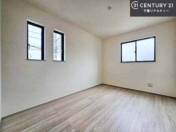 掃き出し窓がないお部屋は、お子様のお部屋としても安心です!収納スペースも充実しているので散らかったお部屋をサッと片付けられます!