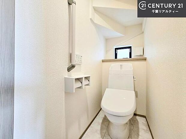 1・2階にトイレがございます！朝の忙しい時間帯も待たずにすみそうですね。白を基調とした清潔感のあるトイレでお手入れがしやすいです！