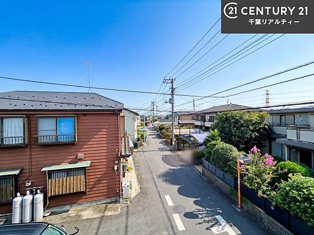 落ち着きある住宅街です!周囲には高い建物がなく、空が広く開放感があり、陽当たりを大きく遮られることもありません!気持ちの良い風が通り抜ける街並みです!