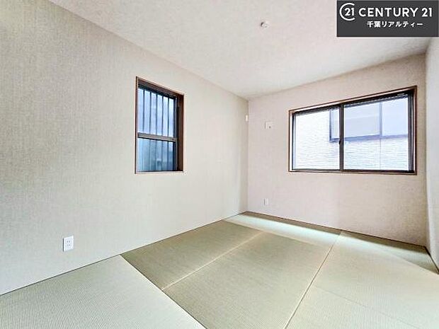 畳の香りが心地よく、客間やお子さまの遊び場、昼寝スペースなど多目的にお使いいただけます。