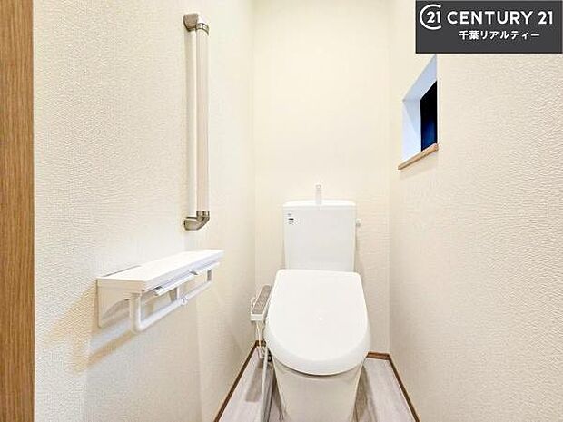 1・2階にトイレがございます！朝の忙しい時間帯も待たずにすみそうですね。白を基調とした清潔感のあるトイレでお手入れがしやすいです！
