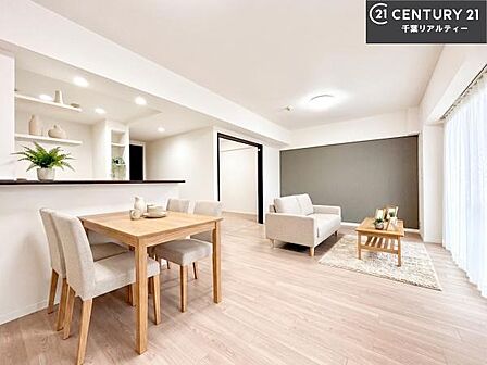 家具はCGパースです。大切な家族が集まるからこそLDKにはこだわりたい。子供たちが元気に笑いながら走り回っている姿を見た時が「広い家にして良かった」と思う瞬間です。