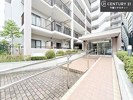 陽当たりの良いエントランスは、ご家族やお客様を温かく迎えてくれます。毎日の暮らしに心地よさをもたらしてくれる空間です。