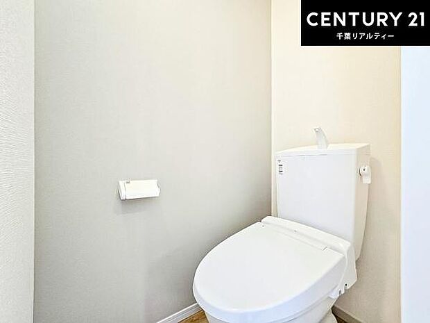 1・2階にトイレがございます!朝の忙しい時間帯も待たずにすみそうですね。白を基調とした清潔感のあるトイレでお手入れがしやすいです!