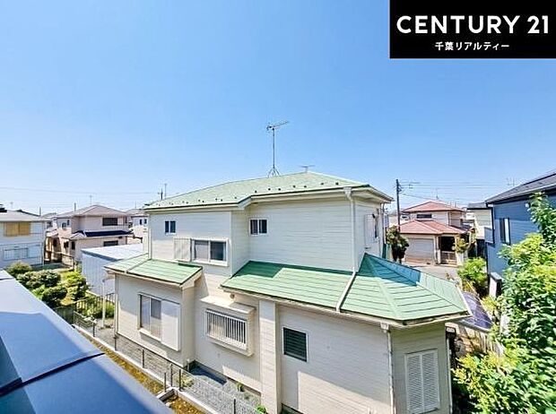 落ち着きある住宅街です!周囲には高い建物がなく、空が広く開放感があり、陽当たりを大きく遮られることもありません!気持ちの良い風が通り抜ける街並みです!