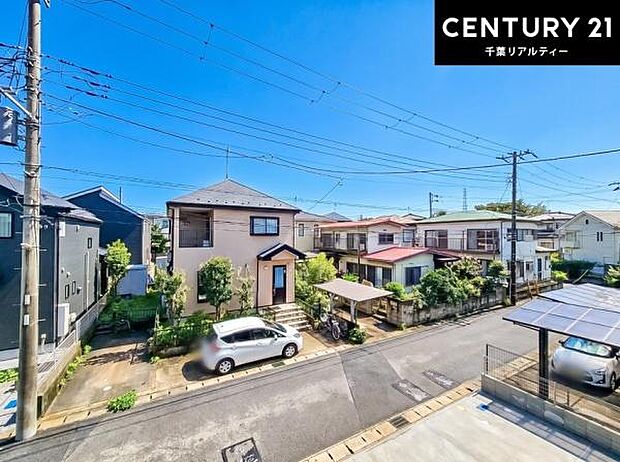 落ち着きある住宅街です！周囲には高い建物がなく、空が広く開放感があり、陽当たりを大きく遮られることもありません！気持ちの良い風が通り抜ける街並みです！