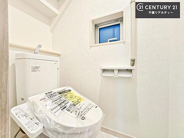 1・2階にトイレがございます!朝の忙しい時間帯も待たずにすみそうですね。白を基調とした清潔感のあるトイレでお手入れがしやすいです!