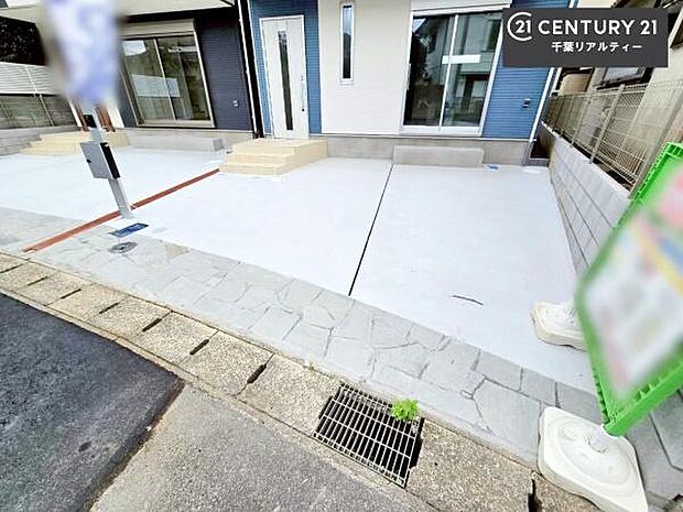 駐車スペースは2台分あります!セカンドカーはもちろん、バイクや自転車なども置き場所に困りません。
