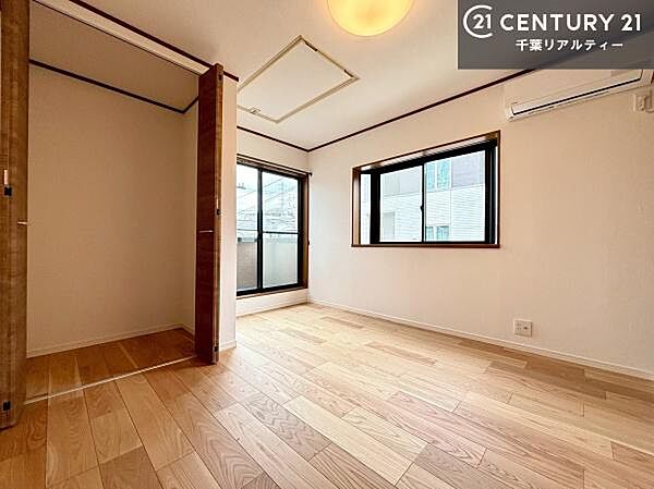 お部屋ごとにしっかり収納スペースを確保しているため、お洋服や学用品、季節物まですっきり整理整頓でき、居住空間を広々とお使いいただけます。