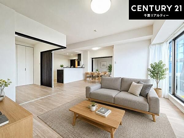 家具はCGパースです。心地良いリビングは家族が自然と集まります。家族団欒の時間が増えそうです。ご家族と、より一層充実した時間を過ごせそうですね。