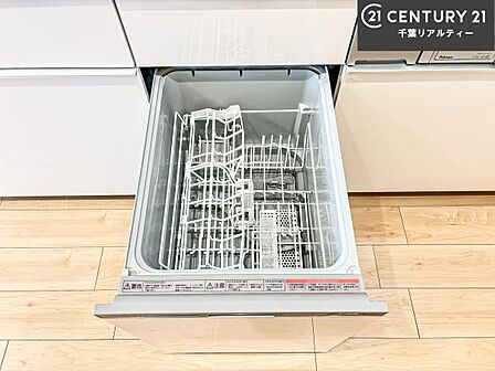 食洗機付きのキッチンです!忙しい時や手荒れ防止として大変活躍する便利な仕様です!ビルトインなのでキッチンの場所を取らず調理スペースを広く使うことが出来ます!