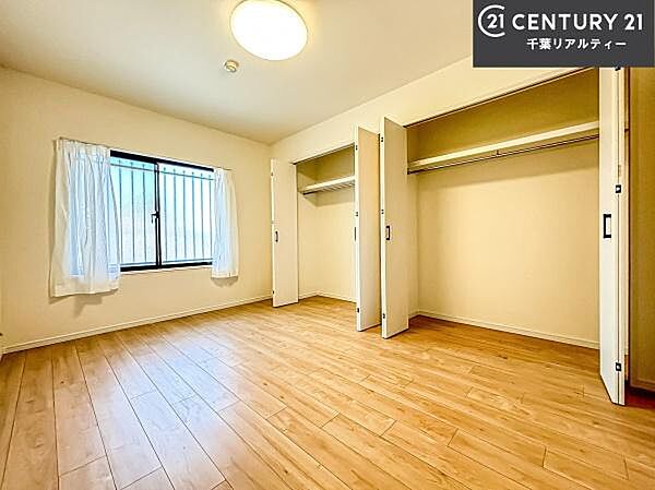掃き出し窓がないお部屋は、お子様のお部屋としても安心です！収納スペースも充実しているので散らかったお部屋をサッと片付けられます！