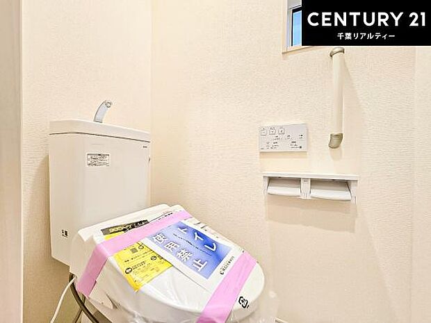 1・2階にトイレがございます！朝の忙しい時間帯も待たずにすみそうですね。白を基調とした清潔感のあるトイレでお手入れがしやすいです！