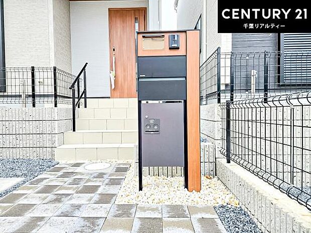 ポスト一体型宅配ボックス！玄関周りをすっきり見せつつ、再配達のストレスなく荷物を確実に受け取れる点が最大の特徴です。防犯性が高く、大型メール便にも対応可能！