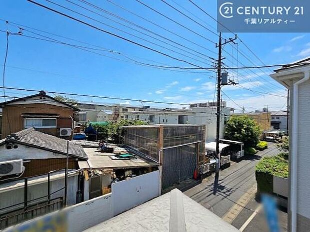 落ち着きある住宅街です!周囲には高い建物がなく、空が広く開放感があり、陽当たりを大きく遮られることもありません!気持ちの良い風が通り抜ける街並みです!
